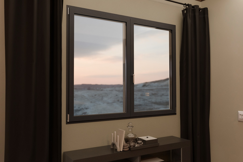 Ampia finestra in PVC Extreme installata in una villa moderna